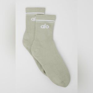 $34 NWT Alo Unisex Throwback Socks in Limestone/White